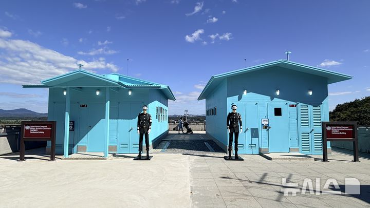 [파주=뉴시스]경기 파주시 임진각 평화곤돌라 상부 정류장 옥상에 '판문점'을 재현한 체험, 전시공간이 조성됐다.(사진=파주시 제공)photo@newsis.com