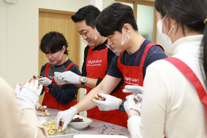 [서울=뉴시스] 롯데홈쇼핑이 임직원들이 점심시간을 활용해 동료들과 함께 봉사활동에 참여할 수 있는 새로운 사회공헌 프로그램 'TEAM 나눔런치'를 도입했다. (사진=롯데홈쇼핑 제공) 2026.10.14. photo@newsis.com *재판매 및 DB 금지