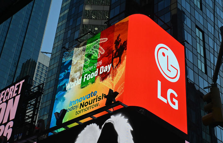 [서울=뉴시스] LG전자가 세계 식량의 날(10월16일)을 맞아 미국 뉴욕 타임스스퀘어 옥외전광판에서 유엔식량농업기구(FAO)의 캠페인 영상을 상영하고 있다. (사진=LG전자 제공) 2026.10.15. photo@newsis.com *재판매 및 DB 금지