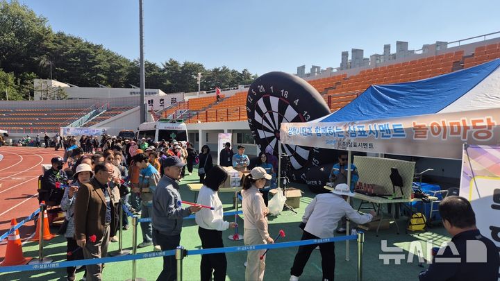 [서울=뉴시스] 지난 14일 강원도 삼척종합운동장에서 열린 '제32회 삼척시민의 날 경축행사'에서 삼표시멘트 임직원들이 이벤트 부스를 찾은 시민들과 함께 룰렛 돌리기, 경품 뽑기, OX 퀴즈 등 시민 참여형 프로그램을 진행하고 있다. (사진=삼표시멘트 제공)