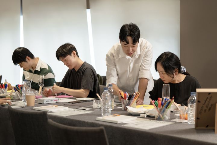 [서울=뉴시스] 지난달 5일 신라스테이 광화문에서 진행된 '아티스티 레지던시 위드 신라스테이' 프로그램에서 참가자들이 이찬희 작가와 크리에이티브 아트 세션에 참여하고 있다. (사진=호텔신라 제공) *재판매 및 DB 금지