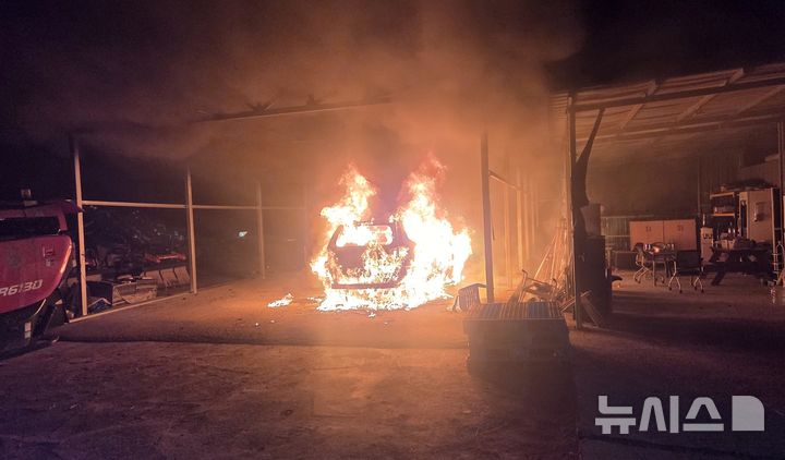 [경주=뉴시스] 경주시 남산동 농가 창고 SUV 화재 현장(사진=경북소방본부 제공) 2026.10.15. photo@newsis.com 