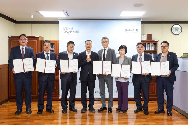 [안산=뉴시스] 한명훈 경기 안산시의회 의장(사진 왼쪽에서 네 번째)이 14일 의장실에서 ‘윤리심사자문위원회 위원 위촉식’을 열고 신임 윤리심사자문위원들과 기념촬영을 하고 있다. (사진=안산시의회 제공) 2026.10.15. photo@newsis.com *재판매 및 DB 금지