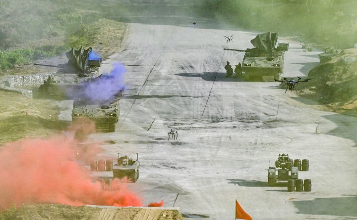 [양평=뉴시스] 육군은 14일 경기도 양평훈련장에서 아미타이거 플러스(Army TIGER+) 미래전 통합 전투수행훈련을 실시하고, AI와 로봇·무인체계가 기존 전력과 결합한 미래전투수행 모습을 공개했다. 통합무인전투 시연 간 연막드론이 적의 시야를 차단한 가운데 드론과 다목적무인차량, 다족형로봇 등 무인체계가 유인체계를 선도해 투입되고 있는 모습. (사진=육군 제공) 2026.10.15. photo@newsis.com *재판매 및 DB 금지