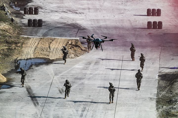 [양평=뉴시스] 육군은 14일 경기도 양평훈련장에서 아미타이거 플러스(Army TIGER+) 미래전 통합 전투수행훈련을 실시하고, AI와 로봇·무인체계가 기존 전력과 결합한 미래전투수행 모습을 공개했다. 통합무인전투 시연 간 무인체계에 후속해 병력들이 소총사격드론의 엄호를 받으며 이동하는 모습. (사진=육군 제공) 2026.10.15. photo@newsis.com *재판매 및 DB 금지