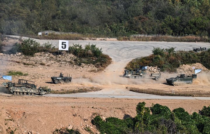 [양평=뉴시스] 육군은 14일 경기도 양평훈련장에서 아미타이거 플러스(Army TIGER+) 미래전 통합 전투수행훈련을 실시하고, AI와 로봇·무인체계가 기존 전력과 결합한 미래전투수행 모습을 공개했다. 무인수색차량, K-CEV 등 무인체계가 장애물 극복을 위해 이동하고 있는 모습. (사진=육군 제공) 2026.10.15. photo@newsis.com *재판매 및 DB 금지