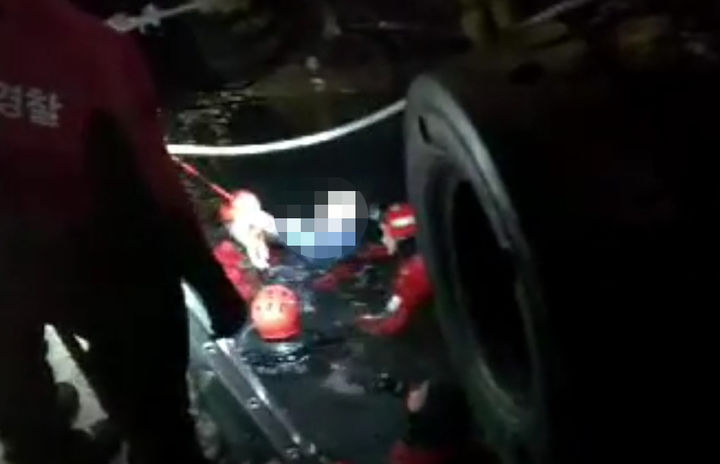 [부산=뉴시스] 14일 오후 부산 영도구 대교동 물양장 앞바다에 A(70대)씨가 빠진 것을 행인이 발견해 부산해경에 신고했다. (사진=부산해경 제공) 2026.10.15. photo@newsis.com *재판매 및 DB 금지