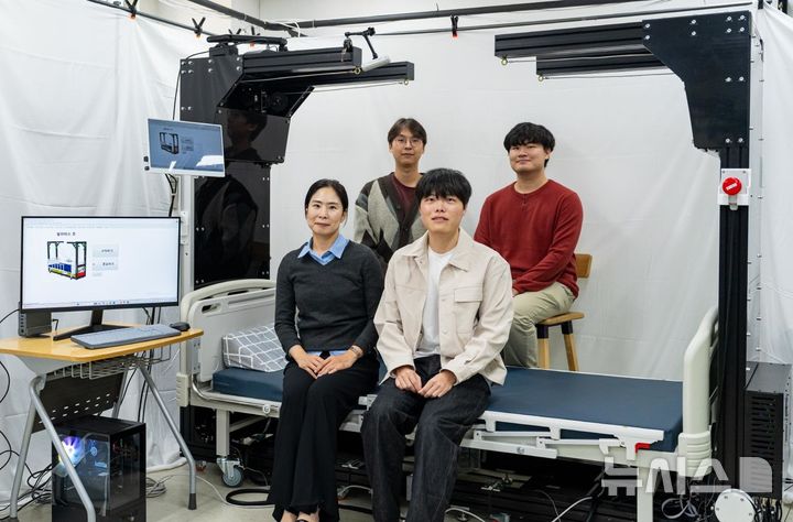 [전남광주=뉴시스] (앞줄 왼쪽부터) GIST AI학과 강지연 교수, 정성훈 석사과정생, (뒷줄 왼쪽부터) 곽태환 석사과정생, 안인균 석박사통합과정생. (사진=GIST 제공) photo@newsis.com *재판매 및 DB 금지