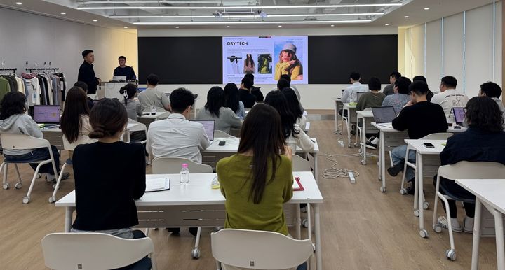 [서울=뉴시스] 14일 서울 영등포구 한세실업 안원빌딩에서 칼라앤터치와 효성티앤씨 관계자들이 지난 에서 시즌 트렌드 및 최신 원단·가먼트 컬렉션을 공유하고 있다. (사진=칼라앤터치 제공) 2026.10.14. photo@newsis.com *재판매 및 DB 금지