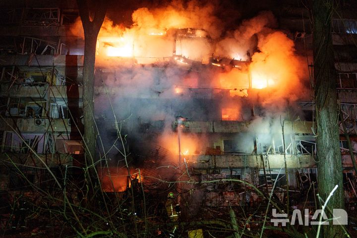 [키이우=AP/뉴시스] 14일(현지시간) 미국 CBS방송에 따르면 볼로디미르 젤렌스키 우크라이나 대통령은 전날 새벽 러시아가 수도 키이우 등을 탄도미사일로 공격했을 때 "협력국들로부터 사전 경고를 받지 못했다"고 밝혔다. 사진은 지난 10월13일 우크라이나 수도 키이우에서 러시아의 미사일 공격으로 파손된 다층 주거용 건물에 불길이 치솟고 있는 모습. 2026.10.15.