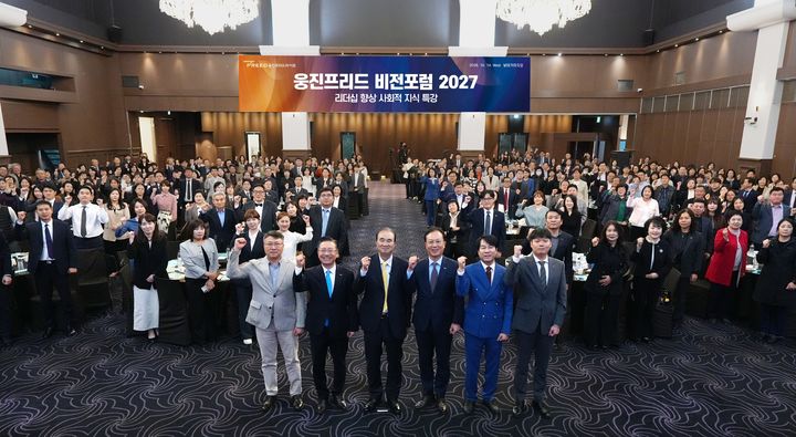 [서울=뉴시스] 웅진프리드라이프가 ‘비전포럼 2027’을 개최했다. (왼쪽에서 두 번째) 문호상 웅진프리드라이프 대표이사, (왼쪽에서 세 번째) 윤석금 웅진그룹 회장. (사진=웅진프리드라이프 제공) 2026.10.15. photo@newsis.com *재판매 및 DB 금지