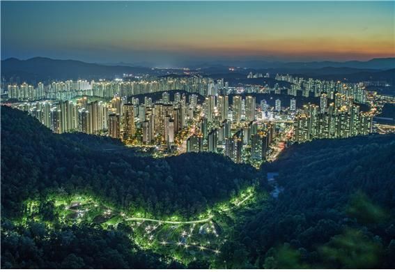 [세종=뉴시스] 송승화 기자 = 원수산 전망대에서 본 행복도시 야경.(사진=행정중심복합도시건설청). 2026.10.15. photo@newsis.com *재판매 및 DB 금지