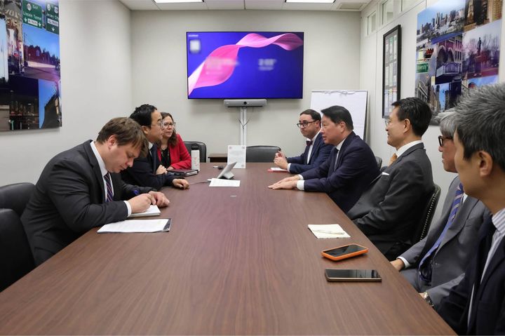 [서울=뉴시스] 앤디 김 뉴저지주 민주당 상원의원은 지난 12일 자신의 페이스북에 최태원 SK그룹 회장과 면담한 사진을 게재했다. (사진=앤디 김 상원의원 페이스북). 2026.10.15. photo@newsis.com *재판매 및 DB 금지