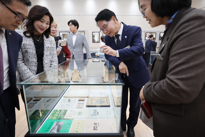 [고창=뉴시스] 지난 14일 열린 고창문화원의 '고창 역사 유물 특별전', 심덕섭 군수가 전시물들을 살펴보고 있다. *재판매 및 DB 금지