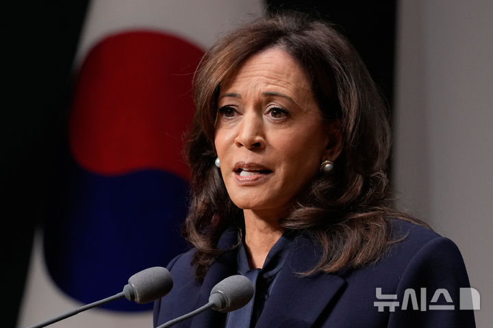 [서울=AP/뉴시스] 14일(현지시간) AP통신에 따르면 버락 오바마 전 미국 대통령에 이어 카멀라 해리스 전 부통령도 중간선거 막판 민주당 후보 지원 유세에 나선다. 사진은 해리스 전 부통령이 14일 서울 아산정책연구원에서 ‘미국의 리더십과 동맹의 미래’를 주제로 특별강연을 하는 모습. 2026.10.15.
