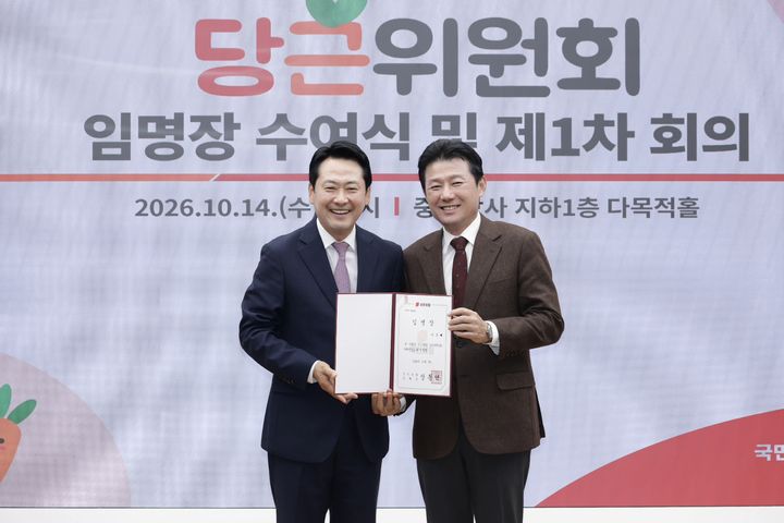 [세종=뉴시스] 국민의힘 장동혁(왼쪽) 대표와 이준배 세종을 당협위원장이 기념사진을 찍고 있다. (사진=국민의힘 세종시당) 2026.10.15. photo@newsis.com. *재판매 및 DB 금지