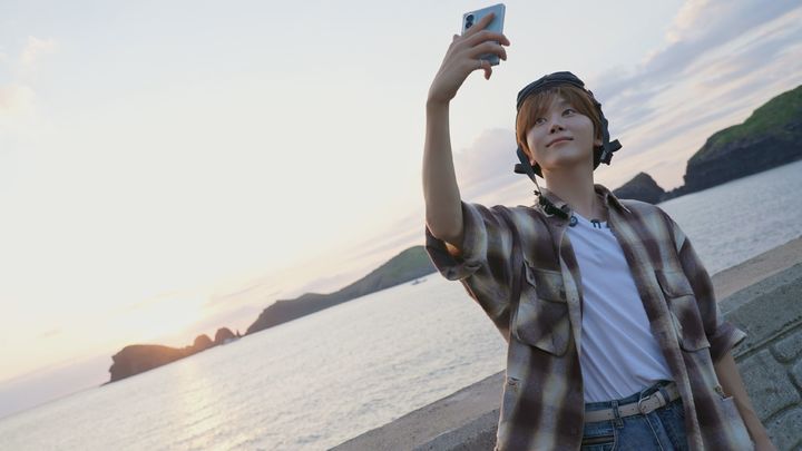 [제주=뉴시스] 제주도 홍보대사인 세븐틴 승관이 제주 체류형 관광 프로그램 '카름스테이'를 체험하는 내용을 담은 브이로그의 한 장면. (사진=제주도 제공) 2026.10.15. photo@newsis.com *재판매 및 DB 금지