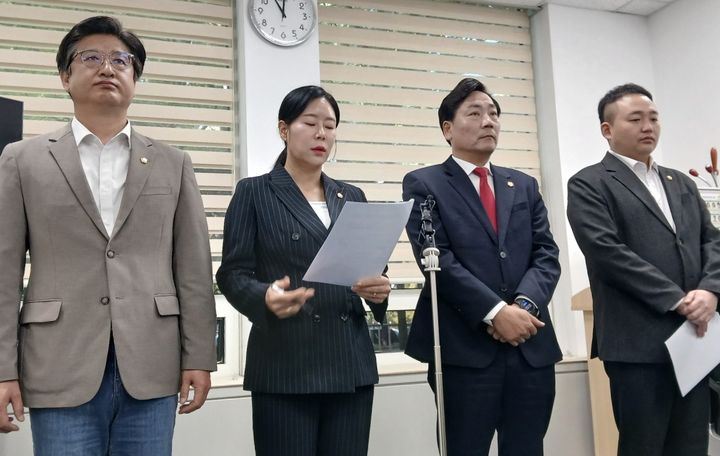 [대전=뉴시스] 조명휘 기자 = 국민의힘 소속 대전 대덕구의원들이 15일 대전시의회 기자실에서 의장선출과 원구성에 대한 의견을 밝히고 있다. 2026.10.15. joemedia@newsis.com *재판매 및 DB 금지