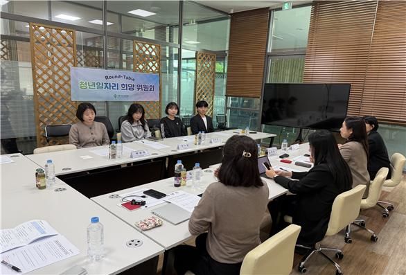 [서울=뉴시스] 경제사회노동위원회(경사노위) '청년일자리 희망 위원회'가 지난 14일 충남 천안시 풍세일반산업단지에 위치한 중소기업 아라에서 '제3차 청년 라운드테이블'을 개최하고 있다. (사진=경사노위 제공) 2026.10.15. photo@newsis.com *재판매 및 DB 금지