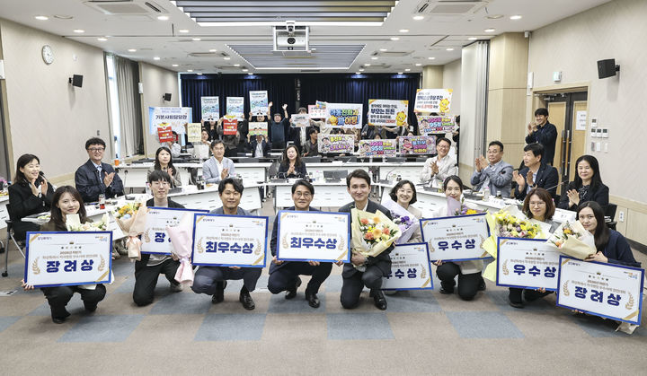 [화성=뉴시스] 윤성진 화성시 제1부시장이 14일 '2026년 하반기 적극행정 우수사례 경진대회'에서 수상자들과 기념촬영을 하고 있다. (사진=화성시 제공) 2026.10.15. photo@newsis.com *재판매 및 DB 금지