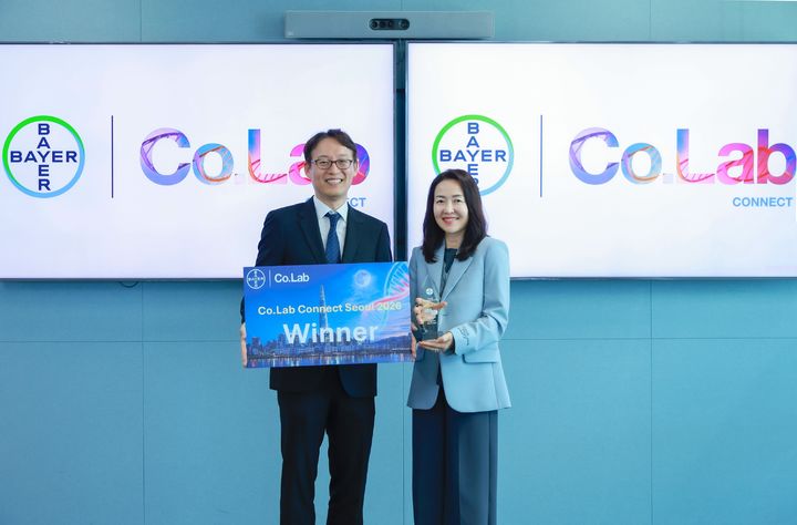 [서울=뉴시스] 바이엘 코리아 이진아(오른쪽) 대표와 엘리시젠 김종묵 대표(왼쪽)가 서울 여의도 바이엘 코리아 오피스에서 열린 '바이엘 코랩 커넥트 서울' 최종 우승 기업 선정식에서 기념사진을 촬영하고 있다. (사진=바이엘 코리아 제공) 2026.10.15. photo@newsis.com *재판매 및 DB 금지