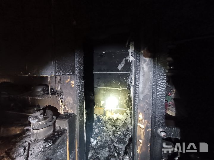[여수=뉴시스] 15일 오전 5시52분께 전남광주 여수시 한 아파트에서 불이 나 소방 당국에 의해 28분 만에 꺼졌다. (사진=전남광주소방본부 제공) 2026.10.15. photo@newsis.com