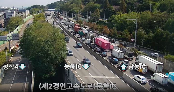 4중 추돌 사고로 극심한 교통 정체가 이어지고 있는 제2경인고속도로. (사진=도로교통정보센터 갈무리) 2026.10.15. photo@newsis.com *재판매 및 DB 금지