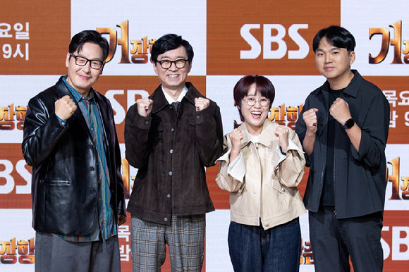 [서울=뉴시스]김풍(왼쪽부터), 장항준 감독, 송은이, 이동원 감독이 15일 서울 마포구 쇼킹케이팝센터에서 열린 SBS '거장항준' 제작발표회에서 포즈를 취하고 있다. (사진=SBS 제공) 2026.10.15. photo@newsis.com *재판매 및 DB 금지