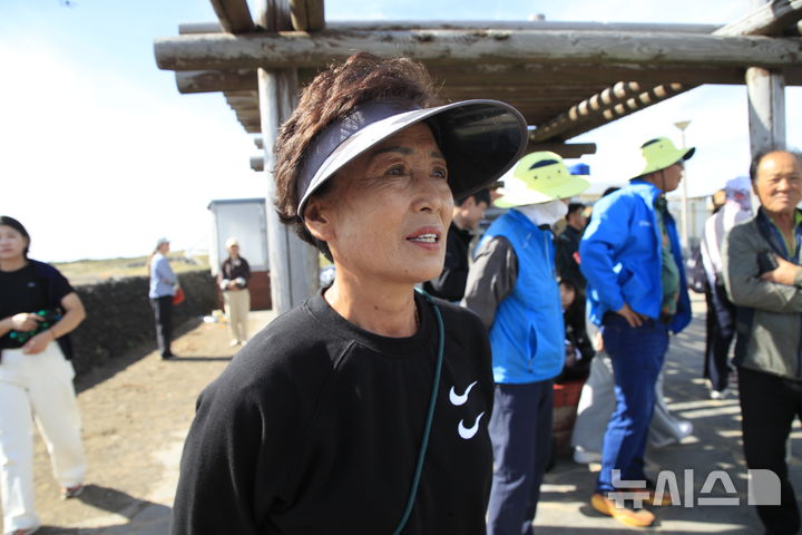 [제주=뉴시스] 우장호 기자 = 강복순(63) 고성·신양어촌계장이 15일 오전 제주 서귀포시 성산읍 광치기해변에서 치료를 마치고 바다로 돌아가는 붉은바다거북을 지켜보고 있다. 2026.10.15. woo1223@newsis.com