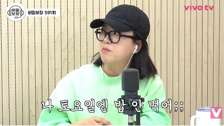 [서울=뉴시스] 방송인 김숙이 14일 유튜브 채널 '비보티비'에서 먹방 예능 프로그램 '토요일은 밥이 좋아'에서 하차한 이유를 밝혔다. (사진=유튜브 채널 '비보티비' 화면 캡처) 2026.10.15. photo@newsis.com *재판매 및 DB 금지