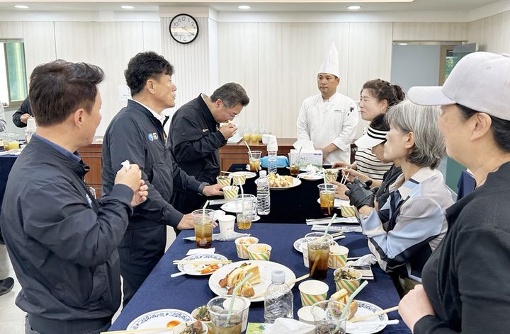 [청송=뉴시스] ‘청송 애플테이블’ 개발 메뉴 시식 평가회가 열리고 있다. (사진=청송군 제공) 2026.10.15. photo@newsis.com *재판매 및 DB 금지