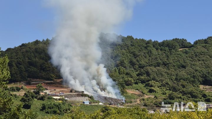 [고흥=뉴시스] 15일 오전 10시36분께 전남광주 고흥군 한 밭에서 불이 나 신고를 받고 소방 당국에 의해 1시간34분만에 꺼졌다. (사진=전남광주소방본부 제공) 2026.10.15. photo@newsis.com
