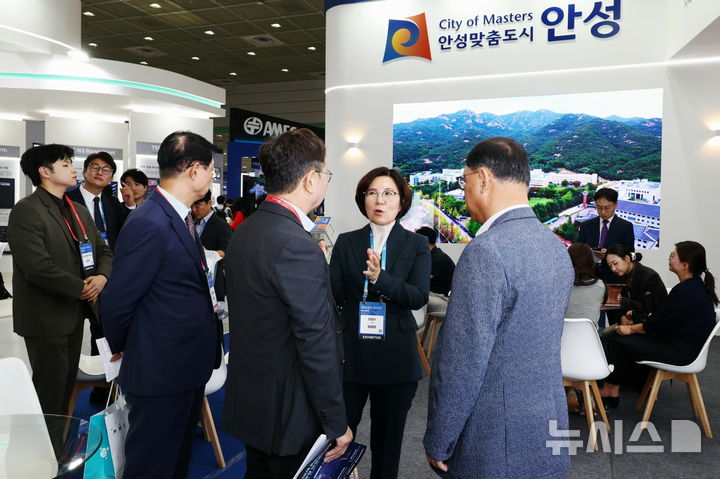 [안성=뉴시스] 김보라 경기 안성시장이 'SEDEX 2026' 안성시 홍보관 앞에서 관계자들과 이야기를 나누고 있다. (사진=안성시 제공) 2026.10.15. photo@newsis.com 