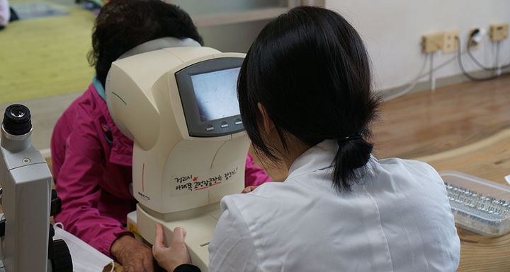 [익산=뉴시스]원광대 안경광학과 동아리 '비전옵틱스'가 농촌재능나눔 활동을 펼치고 있다.(사진=원광대 제공) *재판매 및 DB 금지