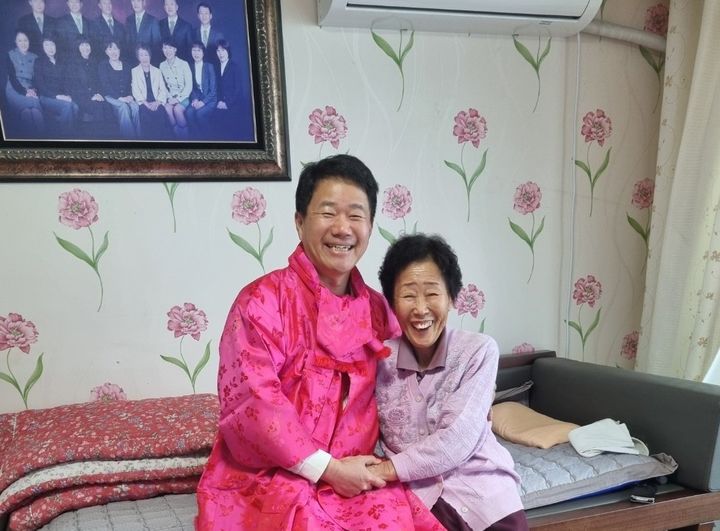 [전남광주=뉴시스] 전남대 로스쿨에 3년째 기부중인 이임순 할머니와 막내아들 이금규 변호사. (사진 = 전남대 제공). 2026.10.15. photo@newsis.com *재판매 및 DB 금지
