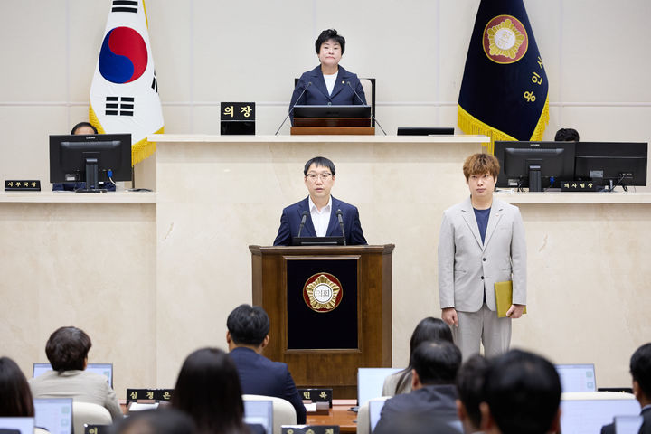 [용인=뉴시스] 제5차 국가철도망 구축계획 반영 촉구 결의안을 낭독하는 강영웅 의원. (사진=용인시의회 제공) 2026.10.15. photo@newsis.com *재판매 및 DB 금지