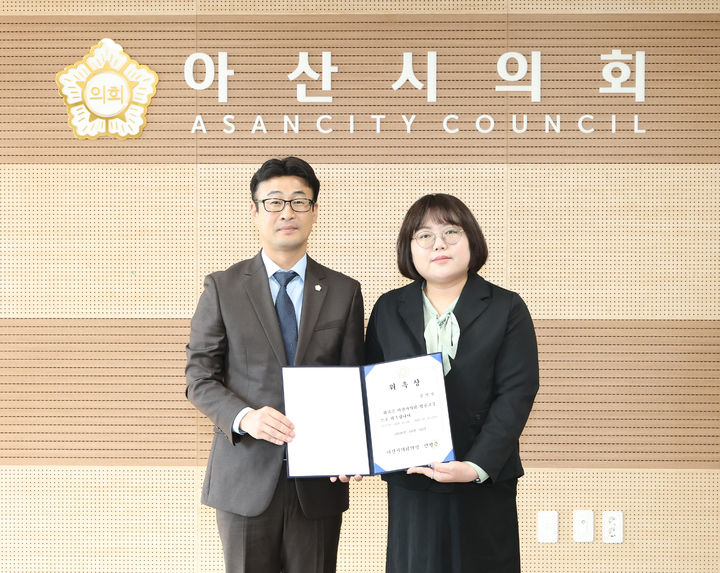 [아산=뉴시스] 아산시의회가 15일 서도법무법인 소속 김민정 변호사를 법률 고문으로 위촉했다. (사진=아산시의회 제공) 2026.10.15 photo@newsis.com *재판매 및 DB 금지