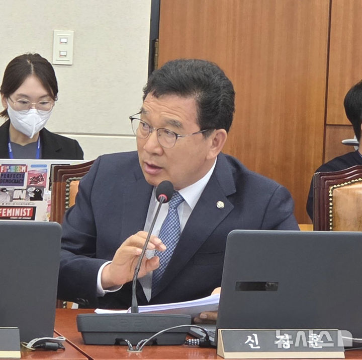 [전남광주=뉴시스] 국회 기후에너지환경노동위원회 더불어민주당 신정훈 의원(전남광주 나주·화순)이 국정감사에서 질의하고 있다. (사진=신정훈 의원실 제공) 2026.10.15. photo@newsis.com *재판매 및 DB 금지