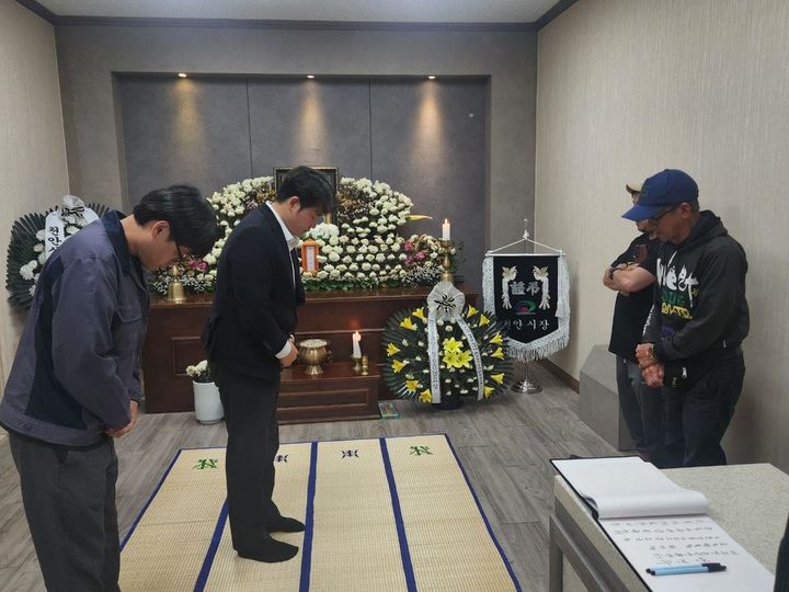 [천안=뉴시스] 대원산업 측 관계자(왼쪽)들이 필리핀 출신 이주노동자 조이칸토씨의 유족에게 조의를 표하고 있다. (사진=대원산업중대재해 피해자가족지원모임 제공) 2026.10.15 photo@newsis.com *재판매 및 DB 금지