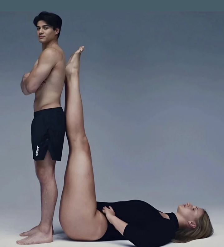 [서울=뉴시스]안나 스므렉이 160cm 남성 옆에 누워 다리를 위로 뻗은 모습으로 압도적인 신장 차이를 보여주고 있다. (사진=인스타그램 'popping' 캡처) 2026.10.15