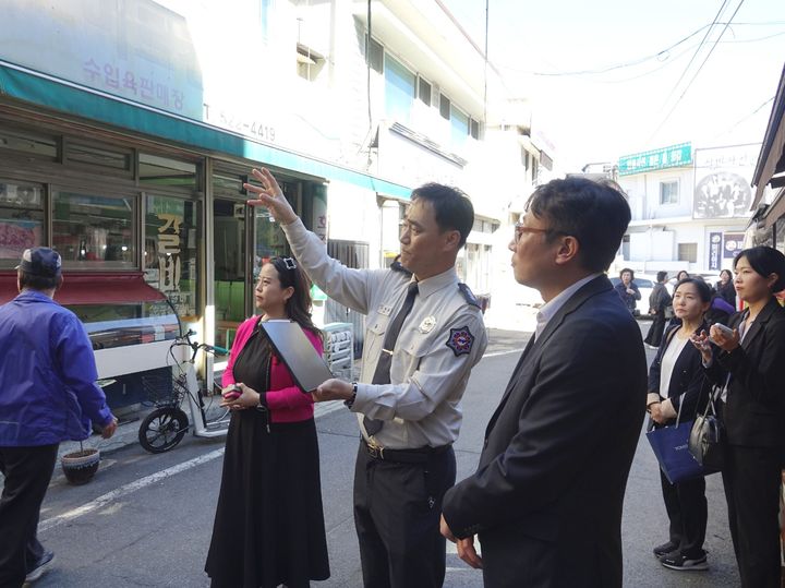 [서울=뉴시스] 동반성장위원회(동반위)는 지난 14일 대전서부소방서에서 '2026년 전통시장 및 영세가맹점 안전환경 개선 지원사업'의 일환으로 대전서부소방서와 상생협약을 체결했다고 15일 밝혔다. (사진=동반위 제공) 2026.10.15. photo@newsis.com *재판매 및 DB 금지