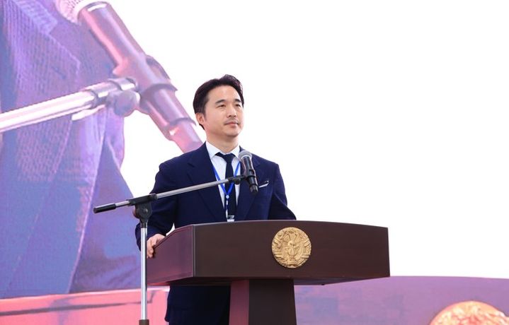[서울=뉴시스] 13일 우즈베키스탄 한세모빌리티 투란공장에서 열린 준공식에서 김익환 한세모빌리티 대표가 축사를 하고 있다. (사진=한세모빌리티 제공) 2026.10.15. photo@newsis.com *재판매 및 DB 금지