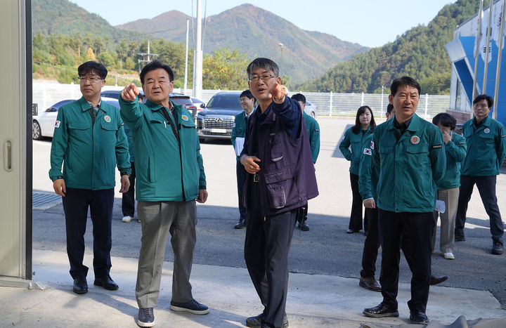 태백시의회는 15일 제297회 태백시의회 제1차 정례회 주요사업장 현장점검에 철암 고터실산업단지 등 총 7개 사업장에 대해 실시하고 있다.(사진=태백시의회 제공) *재판매 및 DB 금지