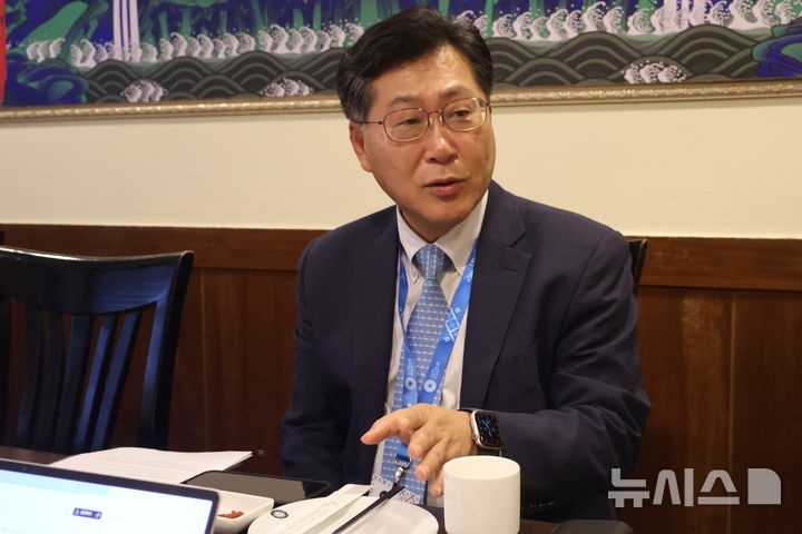 [방콕=뉴시스] 임하은 기자 = 최지영 국제통화기금(MF) 이사가 15일(현지시간) 태국 방콕의 한 식당에서 동행 기자단의 질문에 답하고 있다. (사진 =공동취재단) rainy71@newsis.com 2026.10.15.