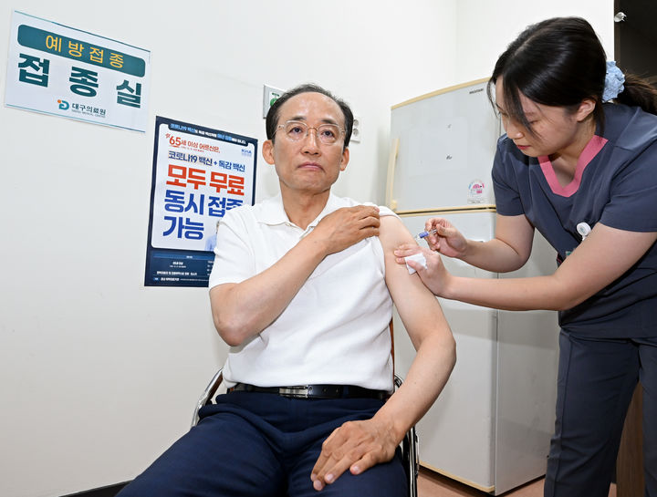 [대구=뉴시스]추경호 대구시장이 15일 오전 대구의료원에서 인플루엔자(독감)과 코로나19 예방 백신 동시접종을 받고 있다(사진=대구시 제공) 2026.10.15 photo@newsis.com *재판매 및 DB 금지