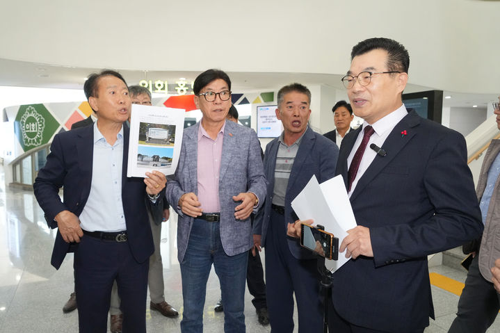 [전남광주=뉴시스] 송창헌 기자 =15일 오후 전남광주특별시의회 1층 로비에서 국민의힘 관계자들의 기자회견에 앞서 5·18 광주민주화운동 관계자들이 집단 항의하면서 회견이 파행을 겪고 있다. (사진=독자 제공) 2026.10.15 photo@newsis.com *재판매 및 DB 금지