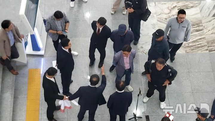 [전남광주=뉴시스] 송창헌 기자 = 15일 오후 전남광주특별시의회 1층 로비에서 국민의힘 관계자들의 '5·18 가짜 유공자 의혹' 관련 기자회견에 앞서 5·18 유공자와 5월 단체 관계자들이 집단 항의하고 있다. 2026.10.15 goodchang@newsis.com