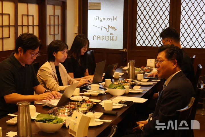[방콕=뉴시스] 임하은 기자 = 최지영 국제통화기금(MF) 이사가 15일(현지시간) 태국 방콕의 한 식당에서 동행 기자단의 질문에 답하고 있다. (사진 =공동취재단) rainy71@newsis.com 2026.10.15.