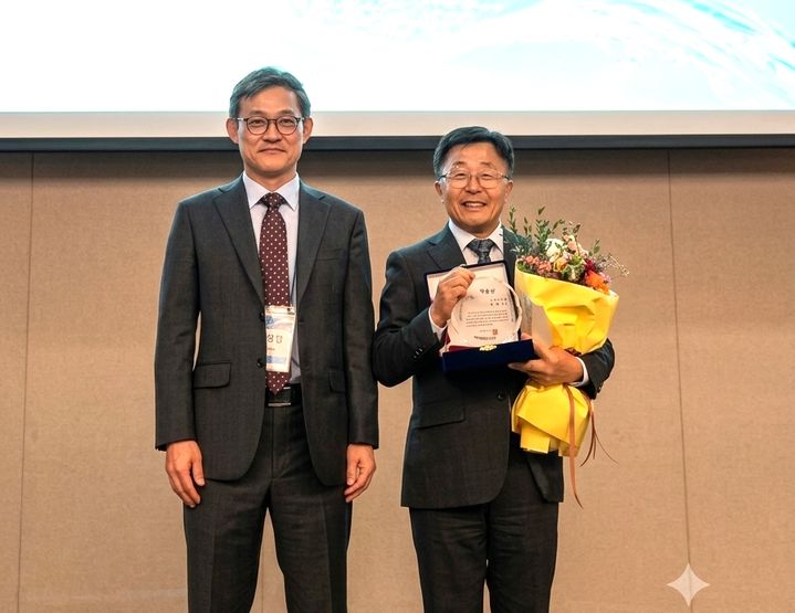 지하수토양환경학회 '학술상' 수상한 김강주 군산대 총장(사진=군산대 제공) *재판매 및 DB 금지