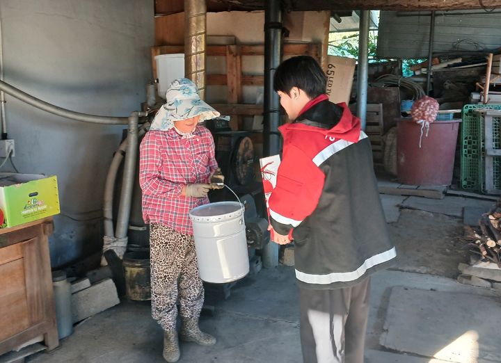 [창녕=뉴시스] 안지율 기자 = 아궁이 및 화목보일러 사용 가구에 소화기와 재처리 용기를 배부하고 있다. (사진= 창녕군 제공) 2026.10.15. photo@newsis.com *재판매 및 DB 금지